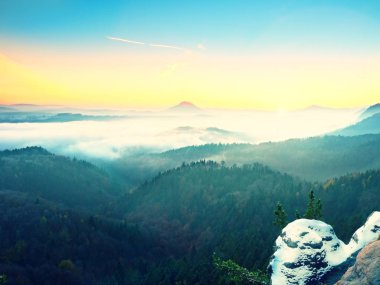 İlk toz kar örtüsü Vadisi yukarıda kumtaşı buzlu. Ağır Sis