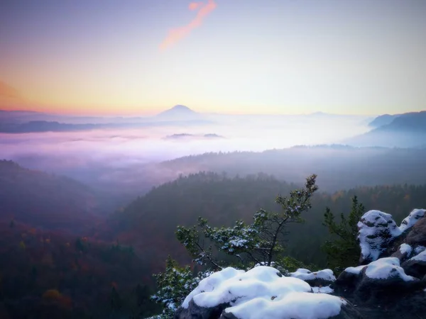 Congelar el amanecer otoñal, rocas cubiertas de nieve fresca en polvo. Roca pedregosa — Foto de Stock