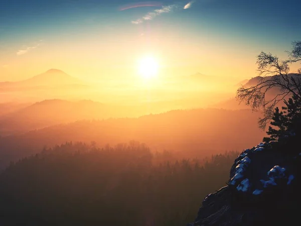 Congelare l'alba autunnale, rocce ricoperte di neve fresca in polvere. Roccia pietrosa — Foto Stock