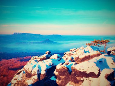 Daybreak, taze kar kar buzlu dondurma. Yoğun sis yukarıda