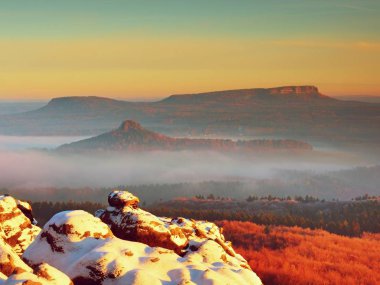 Daybreak, taze kar kar buzlu dondurma. Yoğun sis yukarıda
