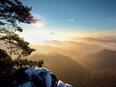 Daybreak, taze kar kar buzlu dondurma. Yoğun sis yukarıda