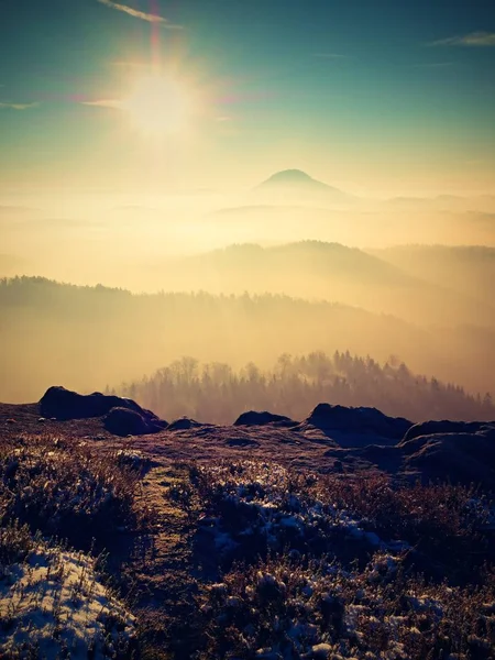 Hösten gryning. Misty uppvaknande i vackra kullar. Topparna av bergen — Stockfoto