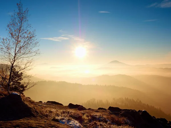 Πτώση Χαραυγή. Misty ξύπνημα σε όμορφους λόφους. Κορυφές λόφων — Φωτογραφία Αρχείου