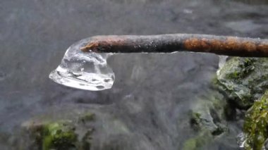 Soğuk su kış dağ nehir üzerinde asılı shinning buz sarkıtları detayını. Köpüklü akış yukarıda ışıltılı buz sarkıtları. Buz örtüsünün ve küçük gevreği toz kar düşmüş gövdeleri