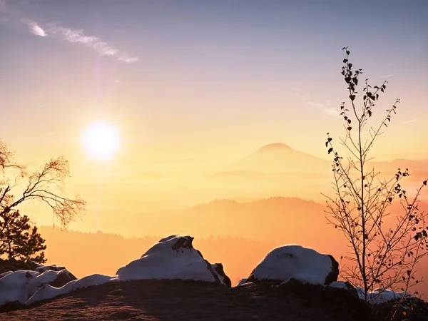 Kırmızı filtre fotoğraf. Kırmızı daybreak. Puslu sabah güzel bir Hills. Hills doruklarına çıkmış sisli kökenli, sis kırmızı ve turuncu — Stok fotoğraf