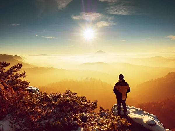 黑岩峰上高高的徒步旅行者看世界。大雾橙色贝娄 — 图库照片