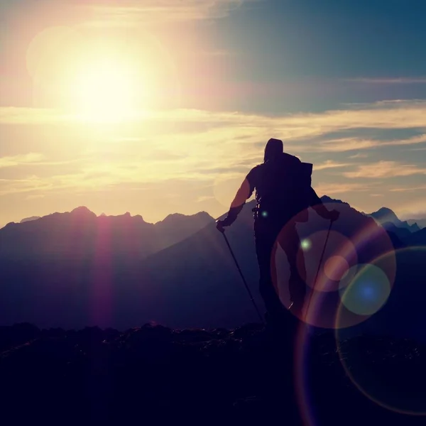 Il bagliore delle lenti. L'escursionista fa foto ai selfie. Turista al picco — Foto Stock