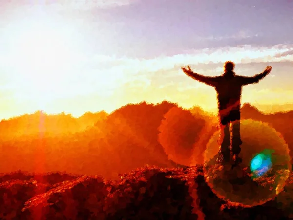 Νερομπογιάς. Ευτυχισμένος πεζοπόρος με υψωμένα τα χέρια στον αέρα σταθεί σε βράχο — Φωτογραφία Αρχείου
