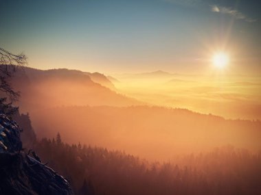 Kırmızı filtre fotoğraf. Kırmızı daybreak. Puslu sabah güzel bir Hills. Hills doruklarına çıkmış sisli kökenli, sis kırmızı ve turuncu