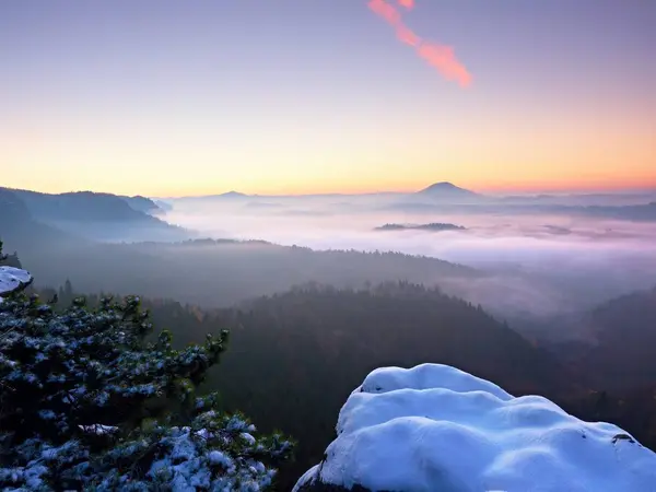 Freeze autumnal daybreak, rocks covered with fresh powder snow. Stony rock — Stock Photo, Image