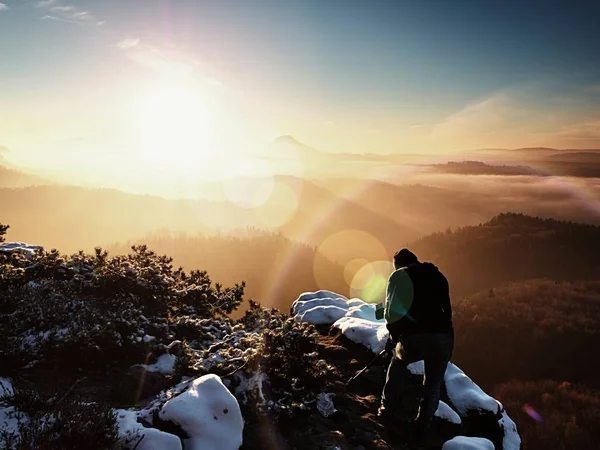 Lens flare. Photographer takes picture of freeze landscape — Stock Photo, Image
