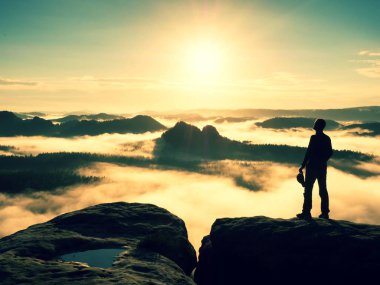 Turist Kırmızı beysbol şapkası sportif şort ile stand uçurumun kenarında