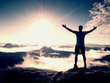 Mutlu bir adam jest silah kaldırdı. Komik uzun yürüyüşe çıkan kimse kaldırdı elleriyle 