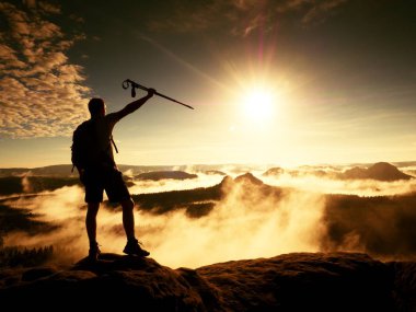 Sportif sırt çantası ve cliff elleri kürsüde Polonyalılar ile turizm