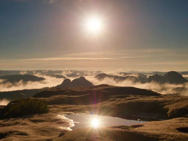 Piscine d'eau sur sommet de montagne fissuré. Jour de fées dans de belles collines . — Photo