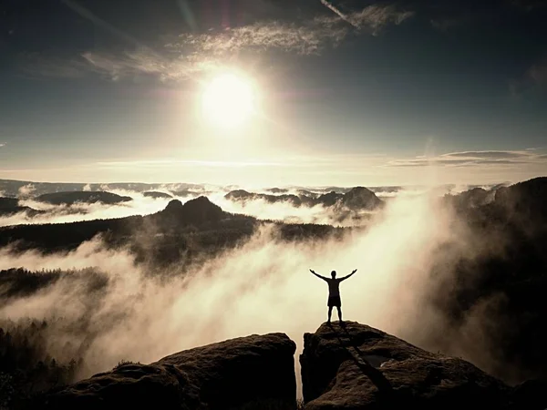 Cimeira da montanha. Homem feliz gesto levantado braços . — Fotografia de Stock