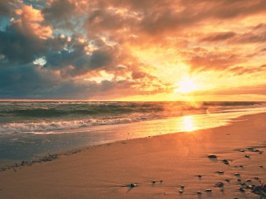 Yaz saati. Taşlar ve su ile plaj rotaları. Pürüzsüz deniz güneş yansıması