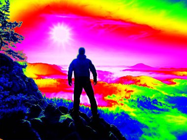 Kızılötesi fotoğraf. Adam uçurumun kenarında spor giyim