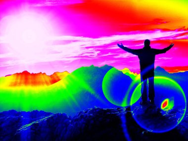 Kızılötesi fotoğraf. Adam uçurumun kenarında spor giyim