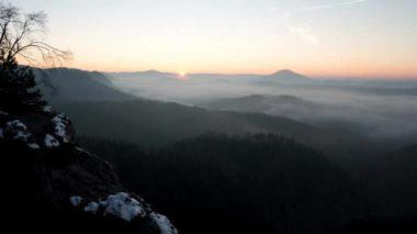 Zaman atlamalı. Sonbahar daybreak, taze güç karla kaplı kaya dondur. Taşlı rock yoğun sisli vadinin arttı. Güzel taş İmparatorluğu'nda kış puslu gündoğumu. 