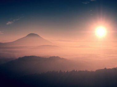 Pembe daybreak dağlık manzara içinde. Kış puslu sabah erken arazi