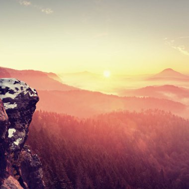 Pembe daybreak dağlık manzara içinde. Kış puslu sabah erken arazi