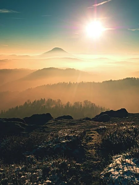 Día de chile en las rocas. Pico rocoso de la montaña en el día de invierno . — Foto de Stock