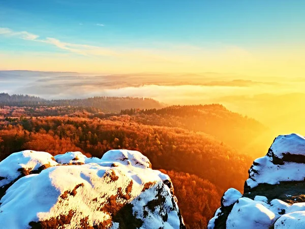 Día de chile en las rocas. Pico rocoso de la montaña en el día de invierno . — Foto de Stock