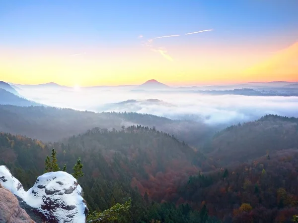 Kırmızı filtre fotoğraf. Kırmızı daybreak. Puslu sabah güzel bir Hills. Hills doruklarına çıkmış sisli kökenli, sis kırmızı ve turuncu — Stok fotoğraf