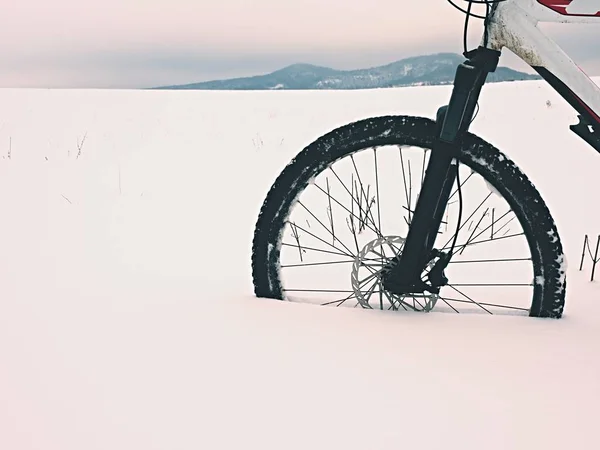Přední kolo horského kola zůstává v prachovém sněhu. Ztracená cesta — Stock fotografie