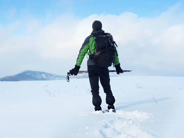 Mann mit Schneeschuhen macht Rast im Schnee. Schneeschuhwandern — Stockfoto