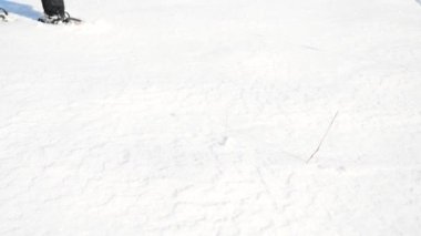 Kar ayakkabılarını ayaklı adam karda yürümek. Kış detayını trekking Polonyalılar ile snowshoeing rüzgârla oluşan kar yığını, yürüyüş ve kapak toz karda ayakkabı. Nazik rüzgar küçük kar pul getiriyor 