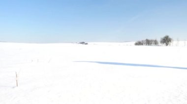 Kış Turizm karlı drift kar ayakkabıları yürüyüş ile. Yeşil spor ceket ve siyah pantolon toz karda snowshoeing trekking fiyatı. Bulutlu kış günü, nazik Rüzgar küçük kar pul getiriyor.. 