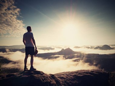 Uzun yürüyüşe çıkan kimse siluet duran puslu Vadisi üzerinde kayalık Zirvesi.