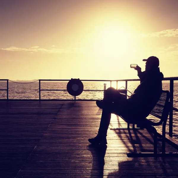 관광은 두더지에 강철 벤치에 앉아서 selfie 걸릴. 혼자 남자는 바다에서 안개 낀 아침을 즐길 수 — 스톡 사진