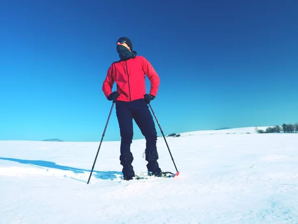 Turista con raquetas de nieve caminar en la deriva nevada. Clima frío soleado . — Foto de Stock