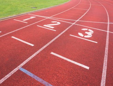 Birinci ve ikinci, kırmızı lastik yarış pisti çalıştıran