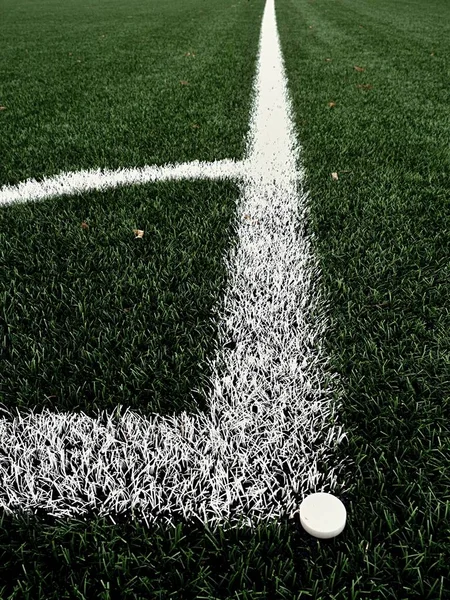 Campo da calcio angolo sul tappeto erboso artificiale riscaldato verde playgroun — Foto Stock