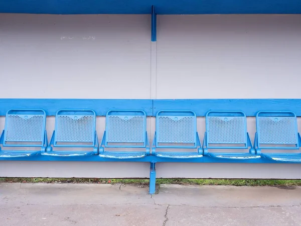 Nové modré kovové míst na venkovní stadion hráči lavičky, — Stock fotografie