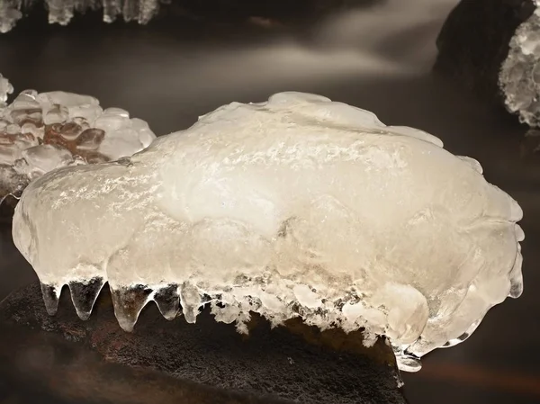 Stuk rystal ijs met scheuren binnen. Gevallen icicle balg waterval — Stockfoto