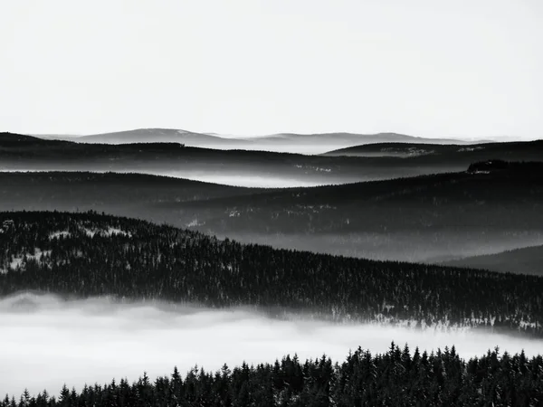 Clima frío inverso en las montañas de invierno, niebla pesada . —  Fotos de Stock