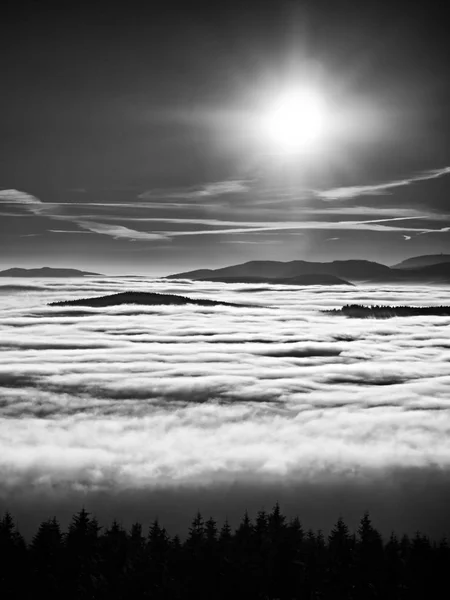 Refroidir le temps inverse dans les montagnes d'hiver, brume épaisse . — Photo