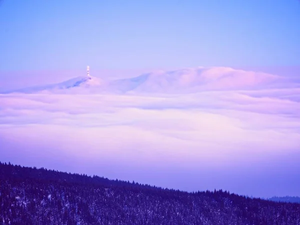 Vinter bergstopp med observatoriet ovan mist — Stockfoto