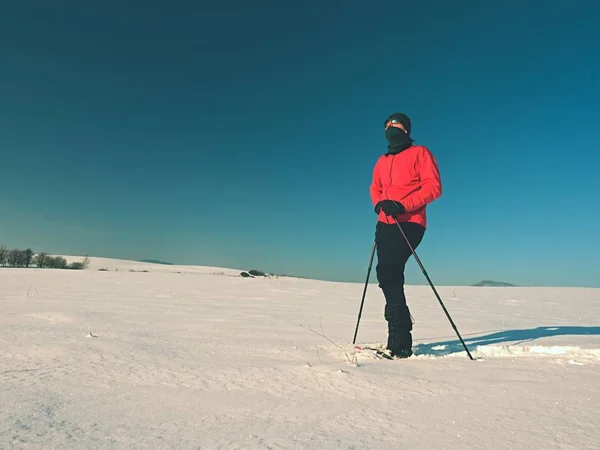 Turista con raquetas de nieve caminar en la deriva nevada. Clima frío soleado . —  Fotos de Stock