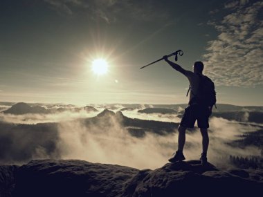 El ile uzun boylu backpacker Polonyalılar. Rocky Dağları'nda güneşli puslu daybreak. Uzun yürüyüşe çıkan kimse sırt çantası ile kayalık Görünüm noktası Vadisi üzerinde durmak. Canlı ve güçlü vinyet etkisi.