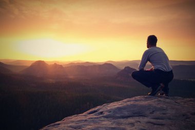 Fiyatı siyah Sit zirvede yalnız. Harika dağlar