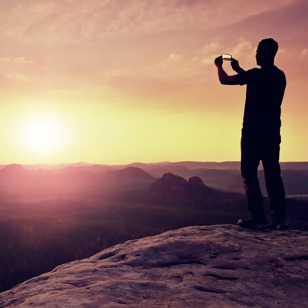 Sportsman ta selfie foto med telefon på bergstopp. — Stockfoto