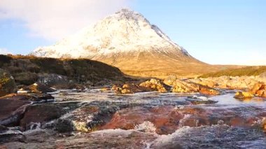 Güneşli kış gününde çayır River Coupall Delta Nehri'ne Etive. Dağ Stob Dearg 1021 metre yüksek karlı koni. Higland İskoçya'da bir harika gün. Çim ve heather çalılar bankalar üzerinde kuru. 