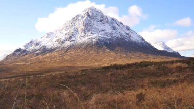 Güneşli kış sabah donmuş nehir Coupall Delta nehir Etive için de. Dağ Stob Dearg 1021 metre yüksek karlı koni. Higland İskoçya'da bir harika gün. Çim ve heather çalılar bankalar üzerinde kuru. 